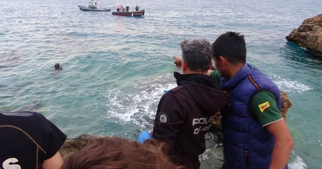 Antalya da boğularak hayatını kaybeden gencin kimliği parmak izinden belirlendi Kıyafetleri ile girdiği denizde 10 metre açıkta boğuldu Antalya Haberleri