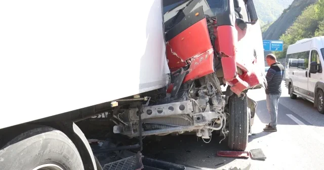 Sakarya da kamyonet tıra çarptı: Kara yolunda yoğunluk oluştu VİDEO İZLE