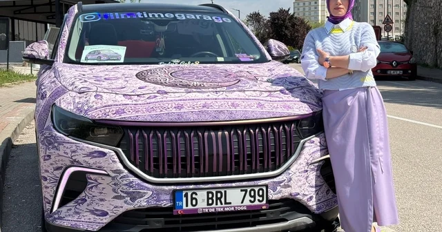 Otomobilini Türk motiflerinin yer aldığı mor renkli halıyla kapladı Bursa Haberleri