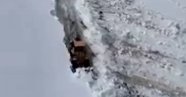 Nisan ayında 4 metre karla mücadele VİDEO İZLE