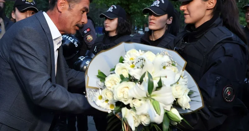 Günlerdir süren krizin ardından madenciler polislere çiçek verdi