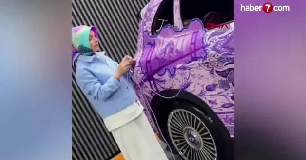 Mor tutkunu kadın Togg aracını ultraviyole ışıkta parlayan halıyla kaplattı