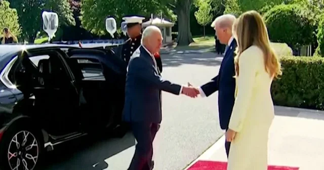 Beyaz Saray da tokalaşma savaşı: Trump ın meşhur kol çekme numarası Kral Charles a sökmedi VİDEO İZLE
