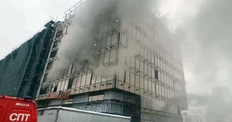 Moskova da inşa halindeki binada çıkan yangında 8 kişi öldü
