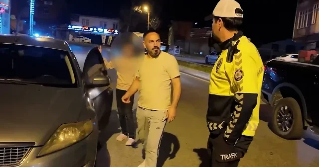 13 yaşındaki çocuğunu direksiyona oturtan babayı polis çevirmede yakaladı VİDEO İZLE
