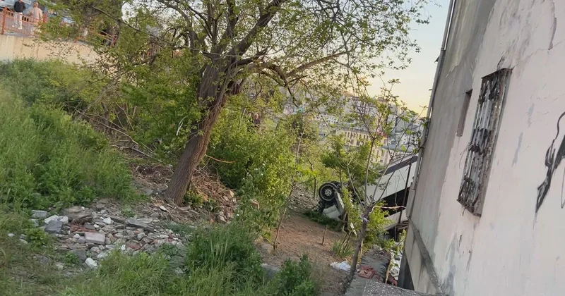 Kağıthane de okul servisi evin çatısına düştü