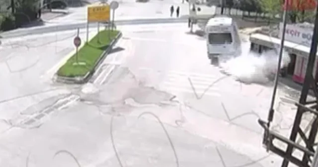 Servis minibüsü kaldırıma çarparak durağı yere serdi: İki genç kızın saniyelerle kurtulduğu kaza anı kamerada Amasya Haberleri