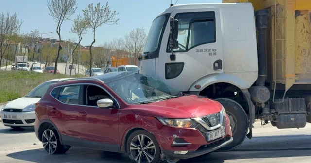 Kamyonun sürüklediği otomobilden burunları bile kanamadan çıktılar Eskişehir Haberleri