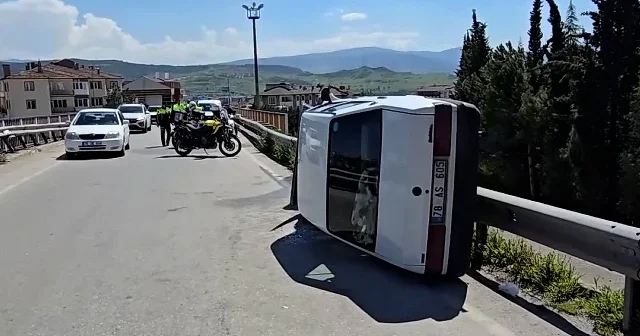 Köprüde kontrolden çıkan otomobil yan devrildi: Sürücü yara almadan kurtuldu VİDEO İZLE