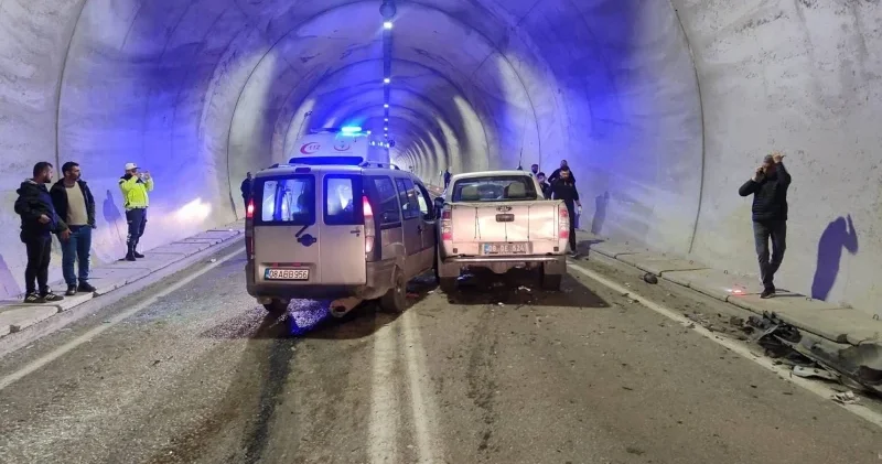 Artvin’de hafif ticari araç ile kamyonet çarpıştı: 7 kişi yaralandı Gündem Haberleri