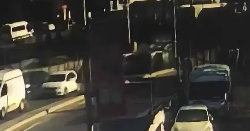 Seyrantepe’de trafik levhasına çarpıp takla atan araç kamerada