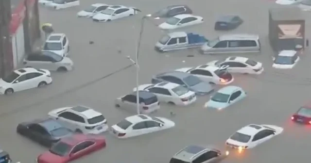 Çin de rekor kıran sağanak şehri nehre çevirdi: Bir saat içinde 160 milimetre yağış düştü VİDEO İZLE