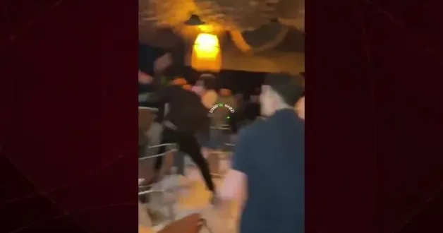 İzmir de eğlence mekanında sandalyelerin havada uçuştu!