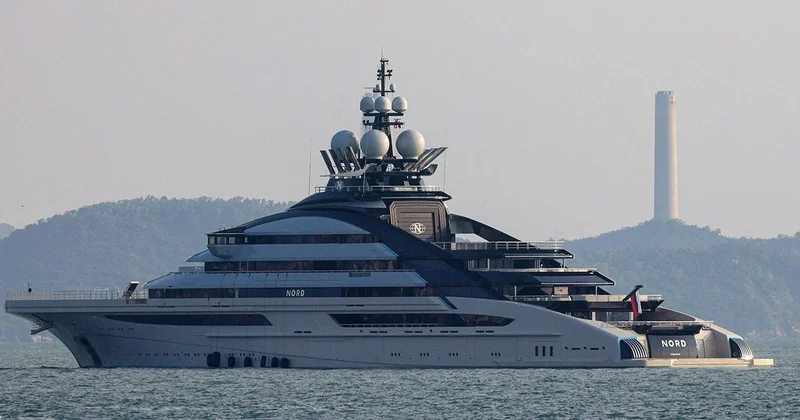 Rus süper yatı blokaja rağmen Hürmüz Boğazı ndan geçti