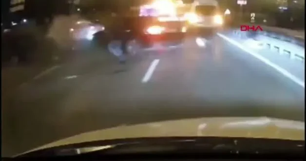 Zincirleme kazada araçtan fırlayan yaralı yürekleri ağza getirdi