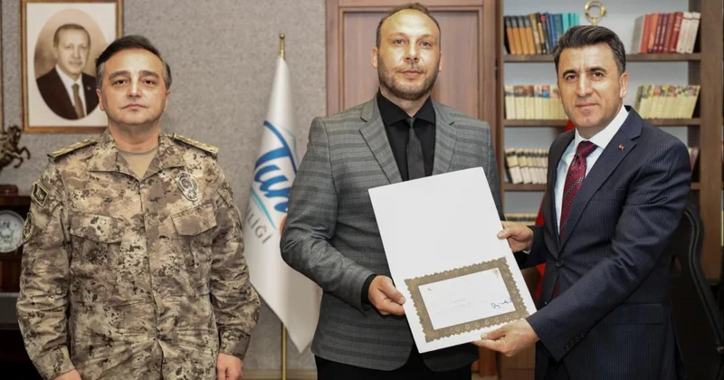 Boğulma tehlikesi geçiren kız çocuğunu kurtaran 2 polis ödüllendirildi