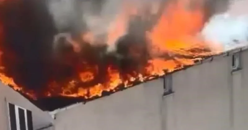 Sarıyer de 5 katlı binada yangın: Alevler tüm çatıyı sardı