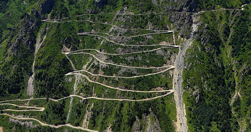 Korku ve manzara aynı yerde: Derebaşı Virajları dünyanın en tehlikeli yollarından biri olarak biliniyor