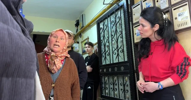 Avcılar da Çöp ev gerginliği: Ekipler kapıya dayandı ev sahibi ve komşular birbirine girdi VİDEO İZLE