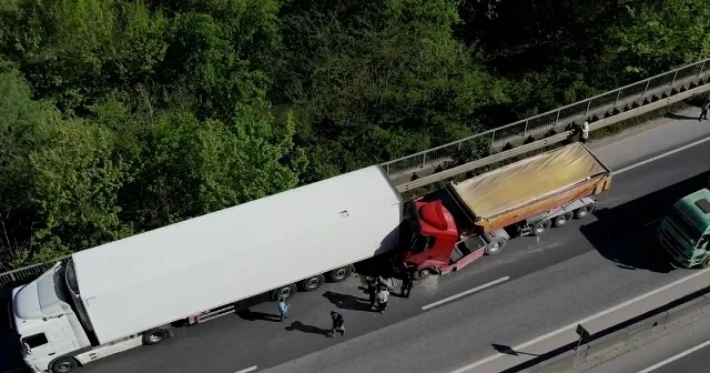 D 650 yi kilitleyen kaza: İki tır çarpıştı uzun araç kuyrukları oluştu VİDEO İZLE