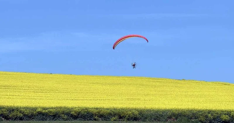 Kanola tarlaları üzerinde yarım saat boyunca paramotorla uçtu