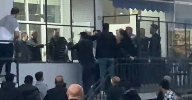 Bursa da iki grup arasındaki tekme ve sopalı kavga kamerada Bursa Haberleri