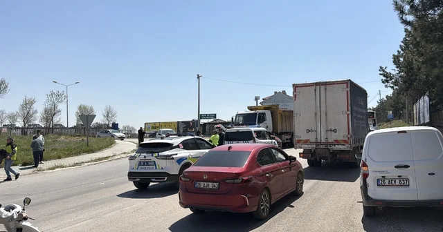 Eskişehir de kamyonun sürüklediği araçtaki 3 kişi yaralandı Eskişehir Haberleri