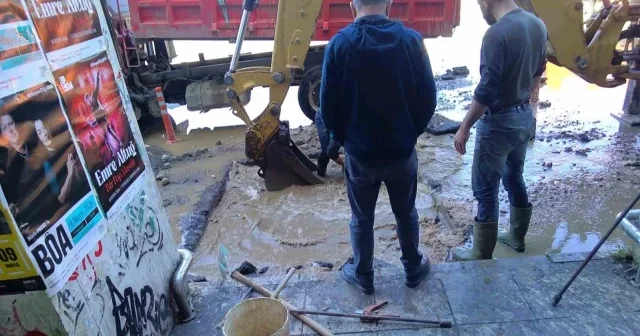 Kadıköy de korkutan görüntü: Belediyeye ait su borusu patladı yollar göle döndü VİDEO İZLE