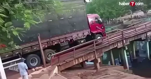 Brezilya da korkunç anlar: Ahşap köprü devrildi TIR dereye uçtu!