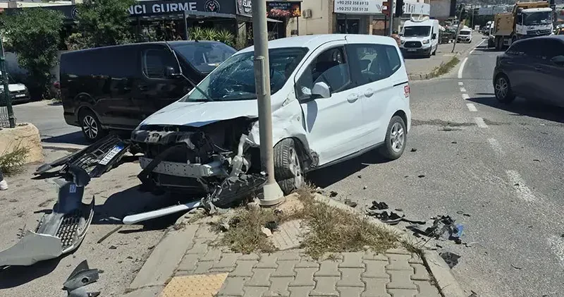 Bodrum’da trafik kazasında 2 Sahil Güvenlik personeli hafif yaralandı, kaza kamerada