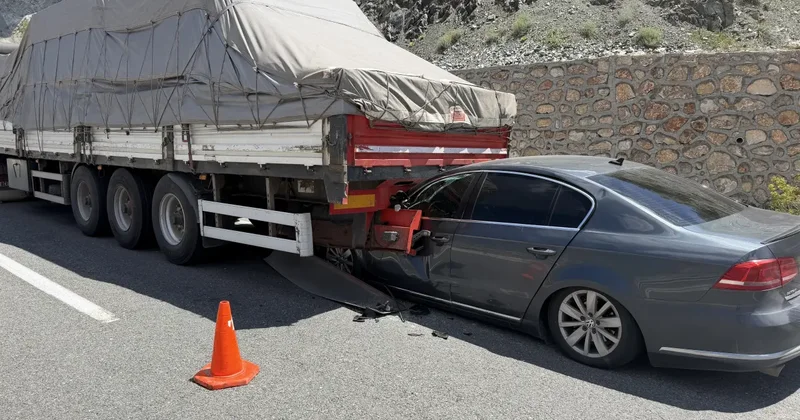 Mucize kurtuluş! Aracıyla TIR ın altına girdi, burnu bile kanamadı