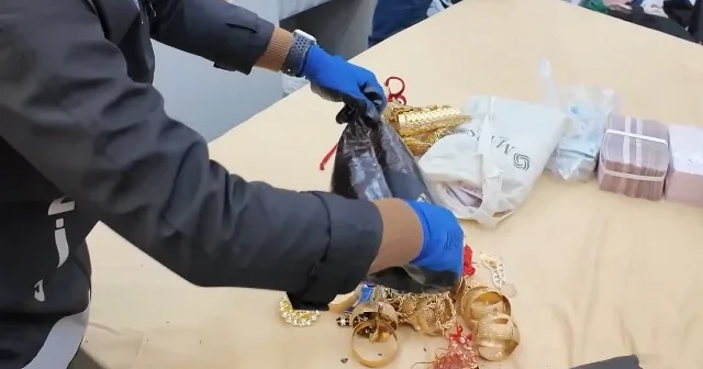 Emniyetten nokta operasyon: Emlakçı görünümlü tefecilerin zulasından altın ve nakit fışkırdı VİDEO İZLE