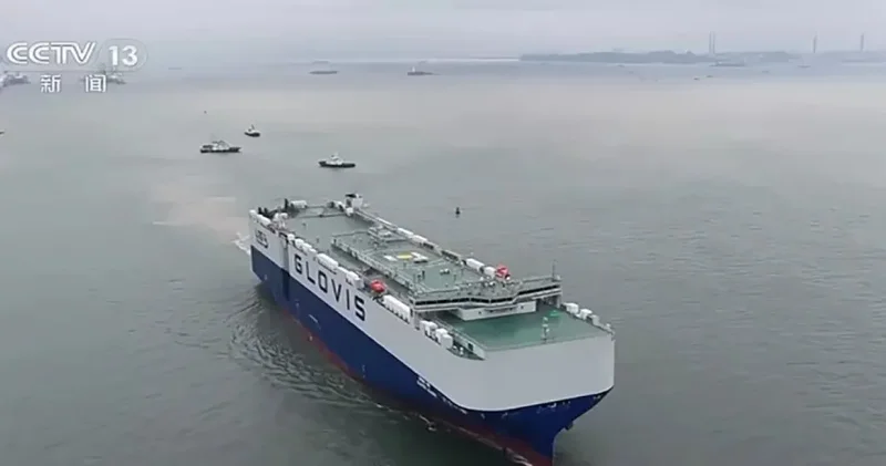 Çin imkansızın sınırlarını zorluyor ! 11 bin araçlık yüzen şehir suya iniyor