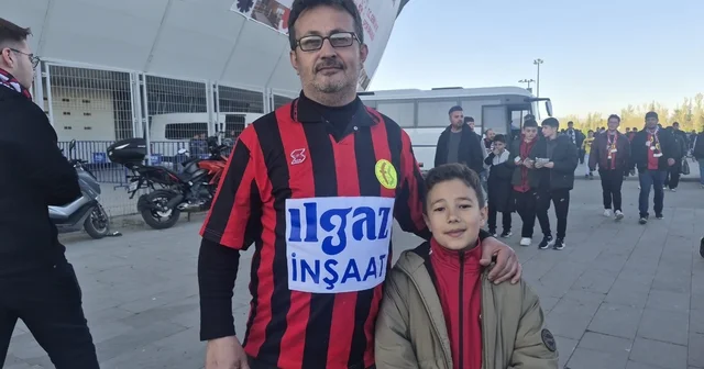 Eskişehirspor taraftarı Balıkesirspor maçı için heyecanlı 31 yıllık orijinal formasıyla tribüne geldi: Burası Eskişehir, buradan çıkış yok Taraftarların ortak görüşü: Bu turu biz geçeceğiz Eskişehir Haberleri
