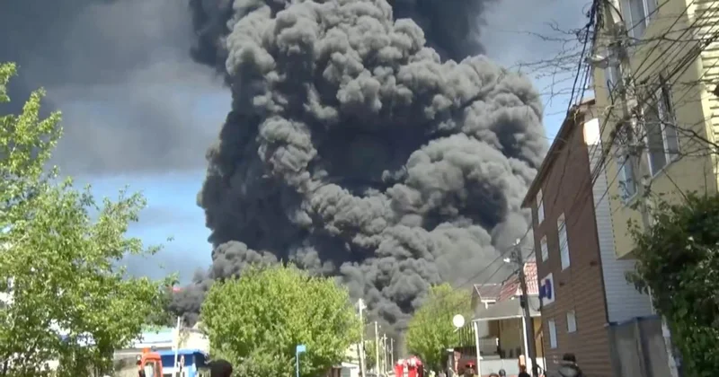 Rusya nın Tuapse kentindeki petrol rafinerisinde yangın söndürme çalışmaları sürüyor