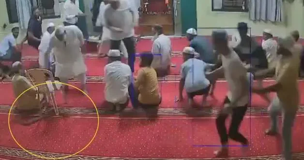Hindistan da camide namaz sırasında ortaya çıkan yılanı imam kıskıvrak yakaladı