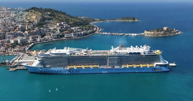 Dört bin 600 kişi Kuşadası nda: Kimisi ziyarete kimisi alışverişe koştu