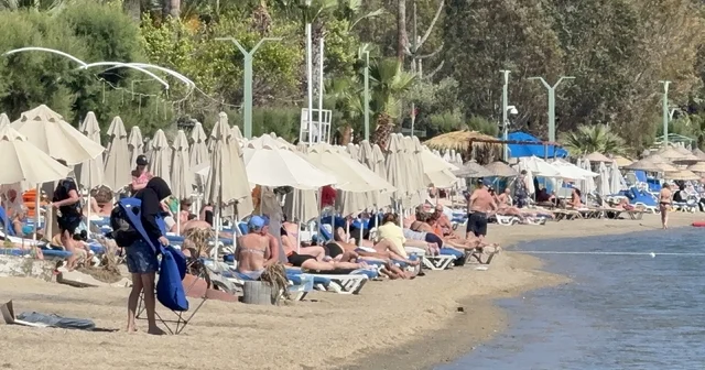 Bodrum da yazdan kalma günler: Sahiller dolup taştı, kruvaziyerle 274 turist geldi Muğla Haberleri
