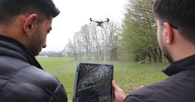 Zirai dron kullanan öğrenciden, üniversitede arkadaşlarına uygulamalı ilaçlama ve gübreleme eğitimi Bolu Haberleri