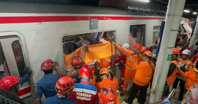 Endonezya da tren kazasında 4 kişi öldü 38 kişi yaralandı VİDEO İZLE