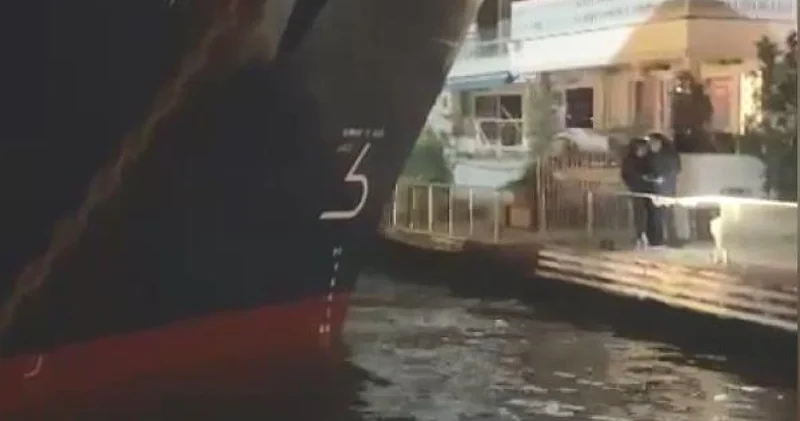 Son dakika flaş görüntü! Boğazdaki hareketli anlar kamerada! Gemi karaya oturdu, yalı hasar aldı! En son haberler Son dakika haberleri