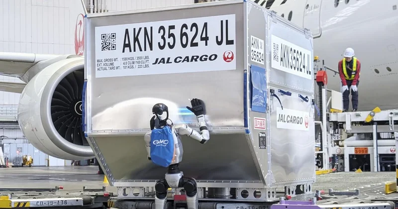 Japonya da havalimanında bavullar insansı robotlara emanet