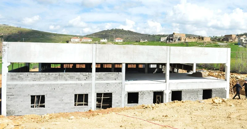 Ünlü sanatçı, arabalarını ve evlerini satıp 78 haneli köyüne yatırdı