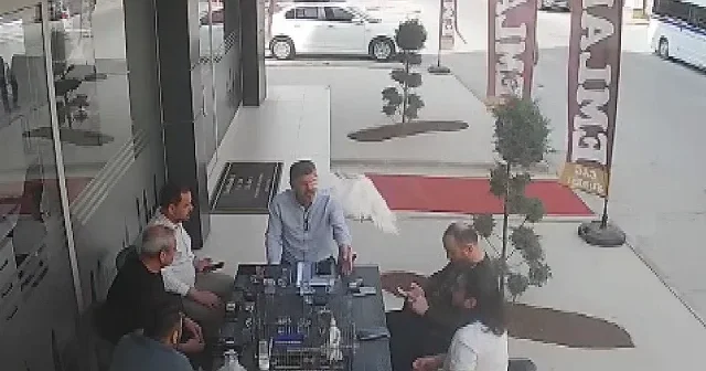 Masalarına gökten tavuk düştü: Güldüren anlar kamerada VİDEO İZLE