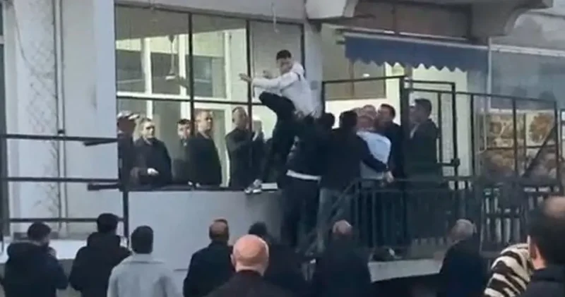 Ortalık savaş alanına döndü! İki grup arasındaki kavgada tekme ve yumruklar havada uçuştu