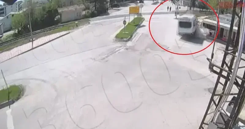 Alkollü sürücünün yaptığı kaza kamerada; 2 öğrenci son anda kurtuldu