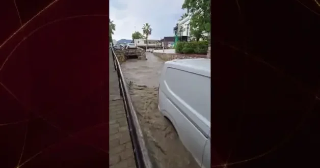 15 dakikalık yağmur yetti: Bodrum da araçlar su altında kaldı