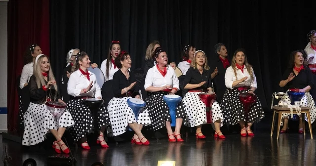 Mersin de Naftalin Kokulu Anılar Sandığı konseri izleyenleri geçmişe götürdü Mersin Haberleri