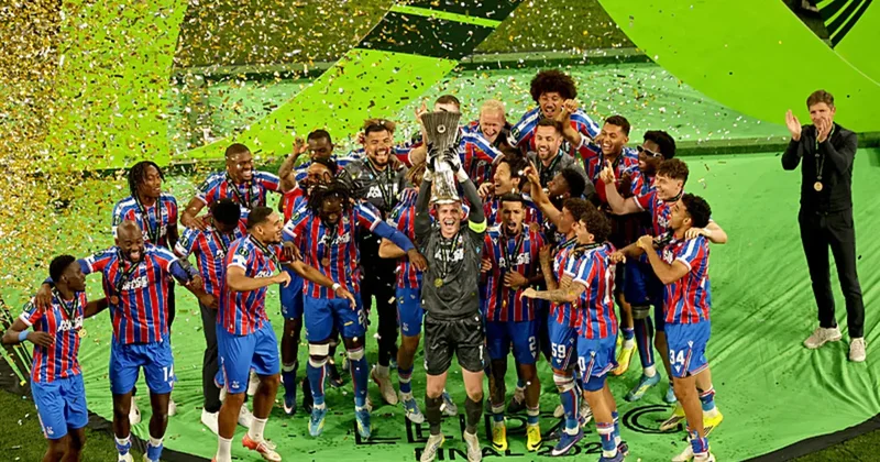 UEFA Konferans Ligi şampiyonu Crystal Palace kupasını aldı