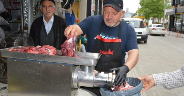 Havza da kasap ve şarküterilerde kıyma mesaisi devam ediyor Samsun Haberleri